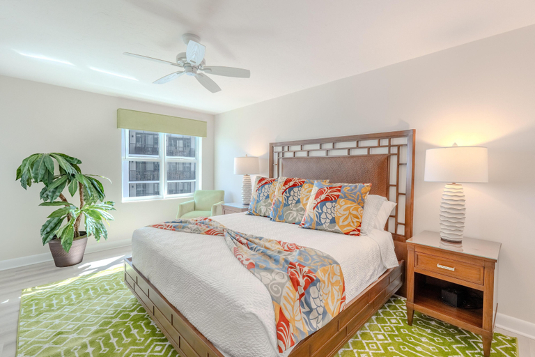 Bedroom 1, Gullwing #803, Lee