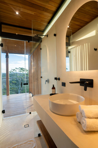 Room 2, Chic 1BR Escape Breathtaking Balcony Views, Puntarenas