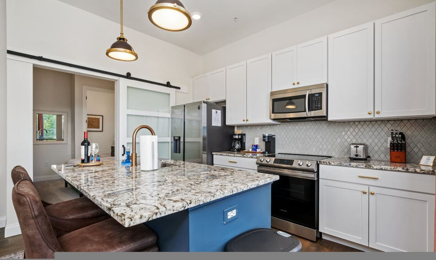 Room 2, Top Floor 1BR At Luxe23, Franklin