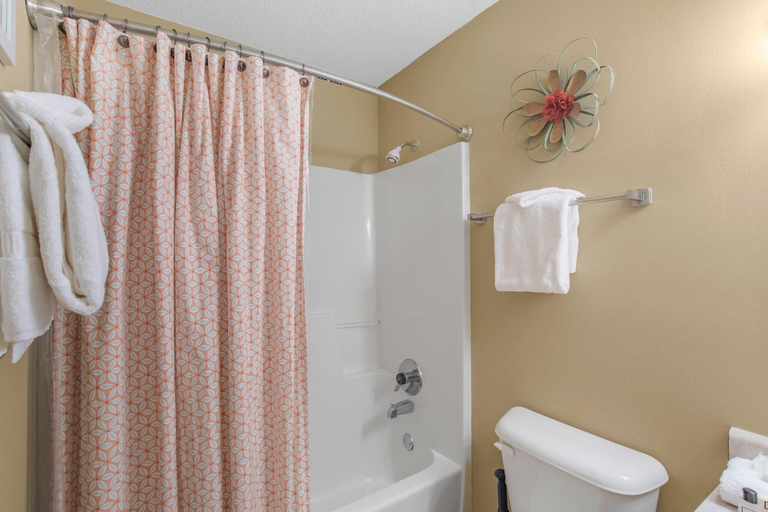 Bathroom 4, The Dunes 502, Baldwin
