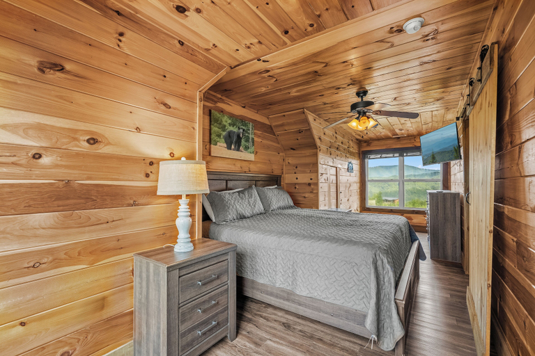 Room 2, Amazing View Cabin w Gameroom Hot Tub Fire Pit, Sevier