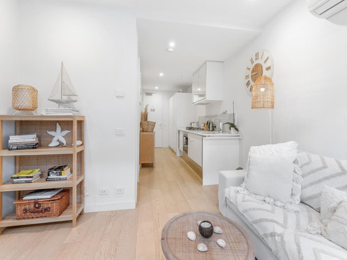 3, Brighton 1-Bed Apartment with Balcony Parking, Melbourne