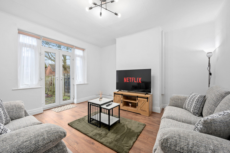 Room 3, Modern 3-bedroom Home With Garden, Manchester
