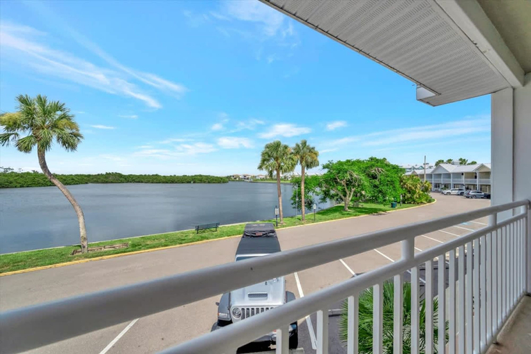 Room 3, Watch the Dolphins Large Balcony Suite and Heated Pool, Hillsborough