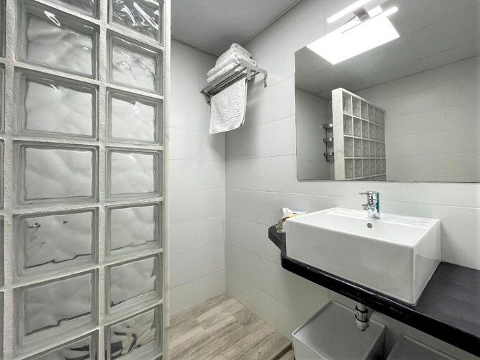 Bathroom 4, Apartment with sea views in Benalbeach, Málaga