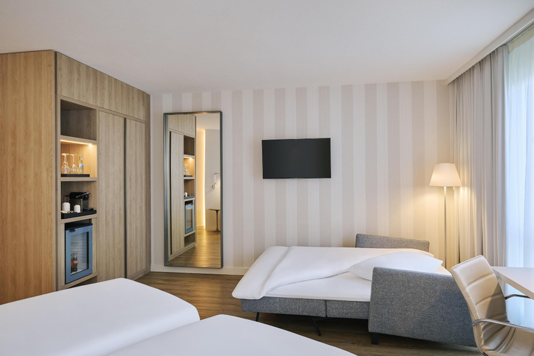 Bedroom 3, NH Berlin Alexanderplatz, Berlin