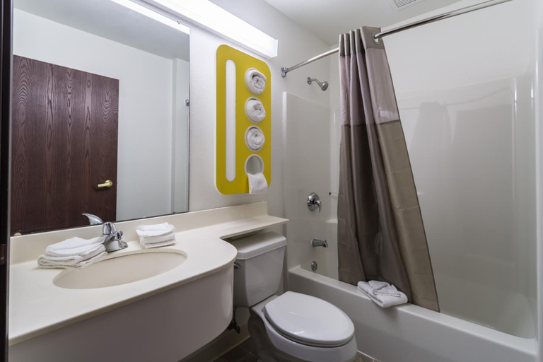 Bathroom 5, Motel 6 Huron, OH - Sandusky, Erie
