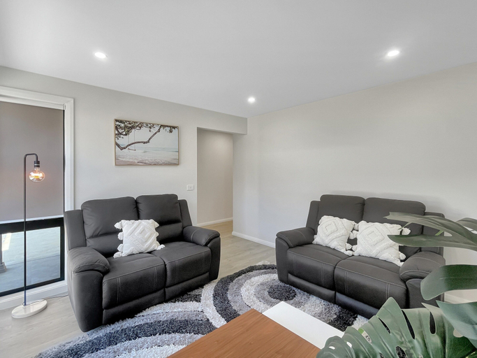 Living room 2, Spacious 4-bed House Near Batemans Bay Centre, Eurobodalla