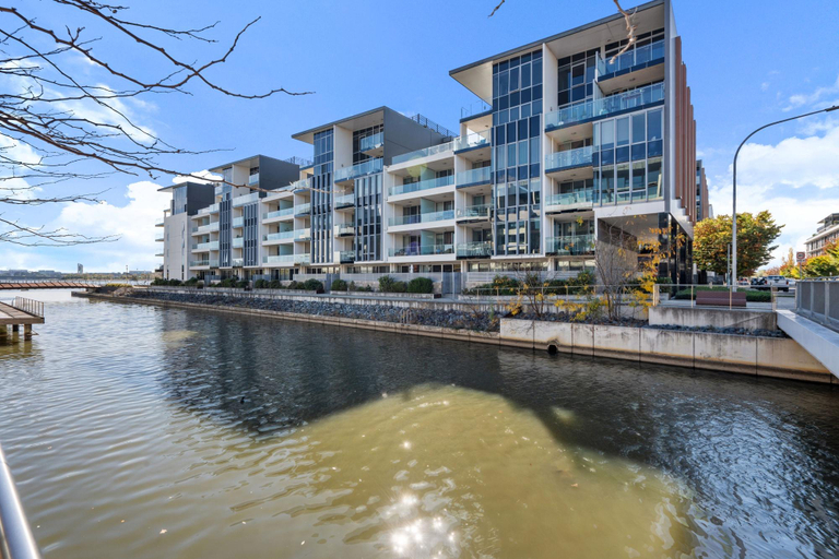 View, Spacious Lakefront Apartment with Pool Access, Canberra
