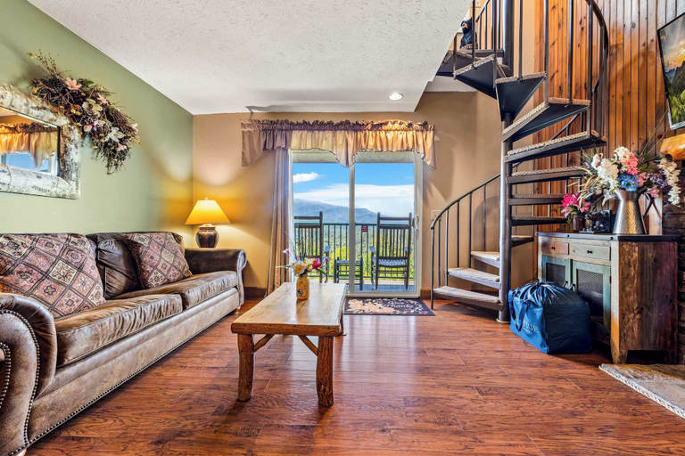 Room 5, Mountain Top View in Gatlinburg, Sevier