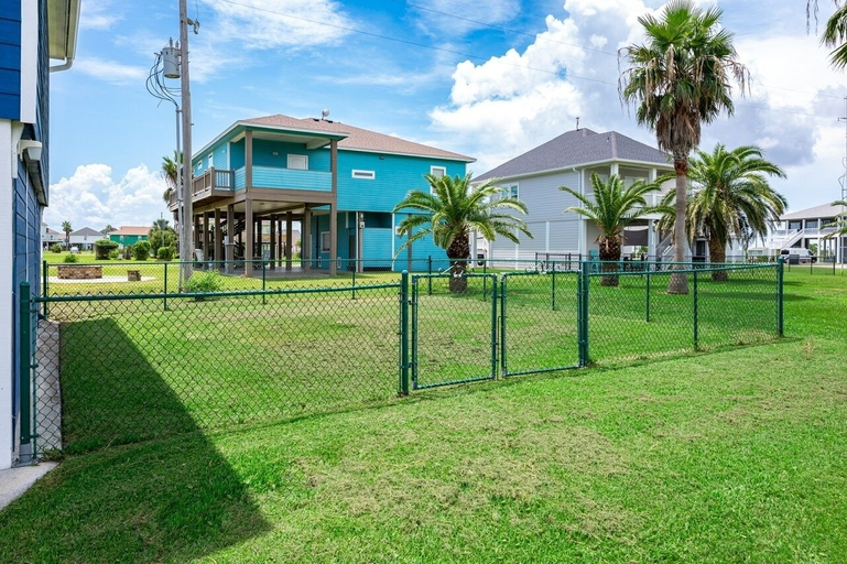 Exterior 4, Yoho Hideout 4 Bedroom Home by RedAwning, Galveston