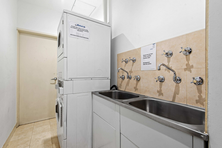 Bathroom 5, Charming 1-bed Central Studio Apartment, Melbourne