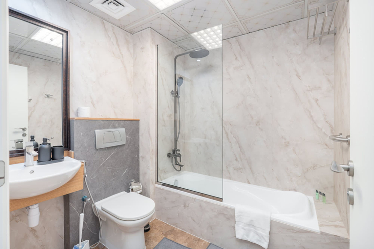 Room 5, Cozy 1BR Gem in Marina With City Views, Dubai