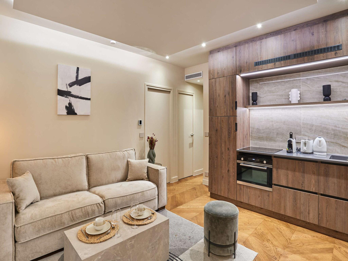 4, Superb air-conditioned flat on the Champs Elysees, Paris