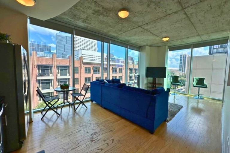 Room 3, Downtown High Rise w Skyline Views Rooftop Pool, Houston