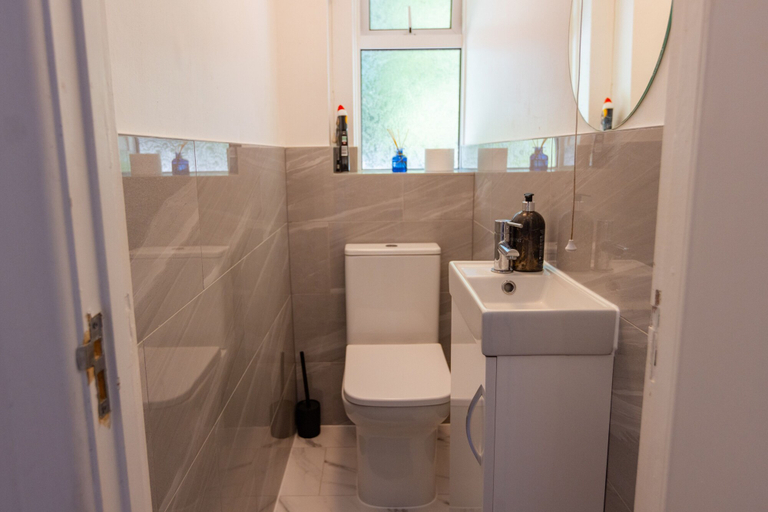Bathroom 5, House - Sleeps 8 - Parking - Garden, Hampshire