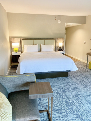 Bedroom 2, Hampton Inn Cranbury, Middlesex