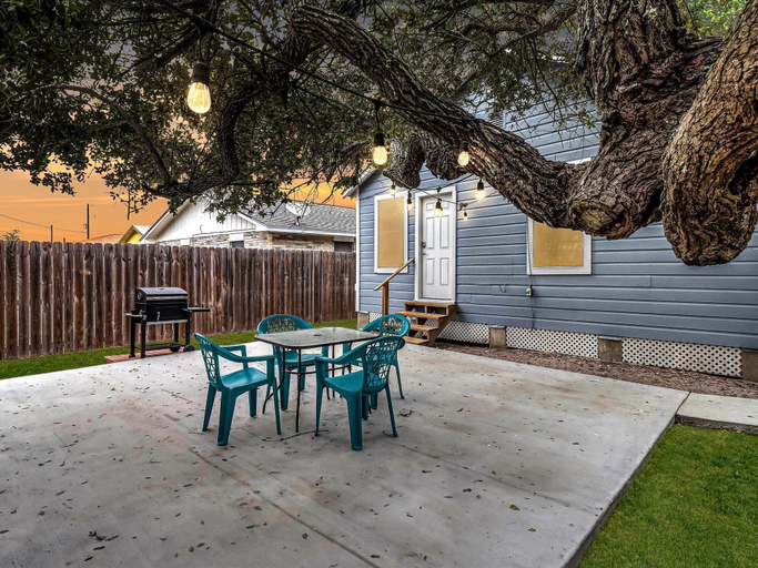 Outdoor dining 4, Merry Macaw Rp203b 1 Bedroom Duplex by RedAwning, Aransas