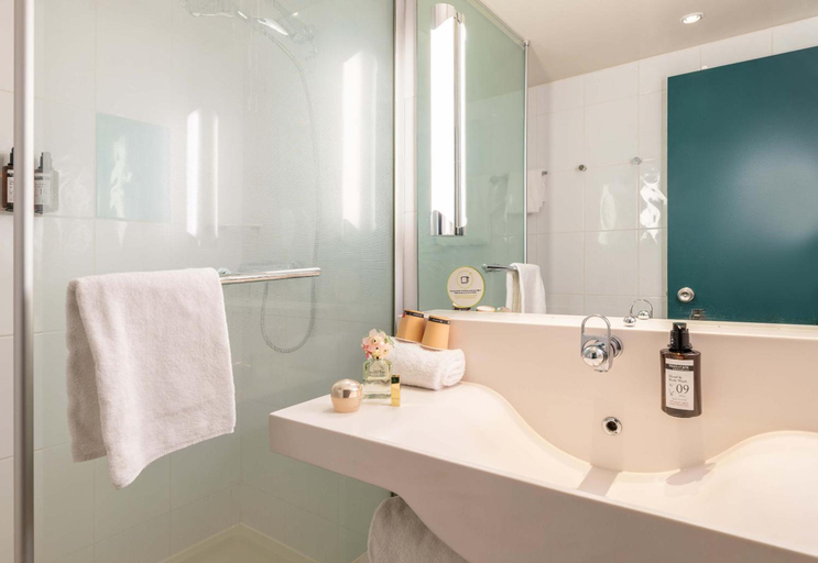 Bathroom 4, B&B Hotel Lyon Nord 4 Stars, Rhône