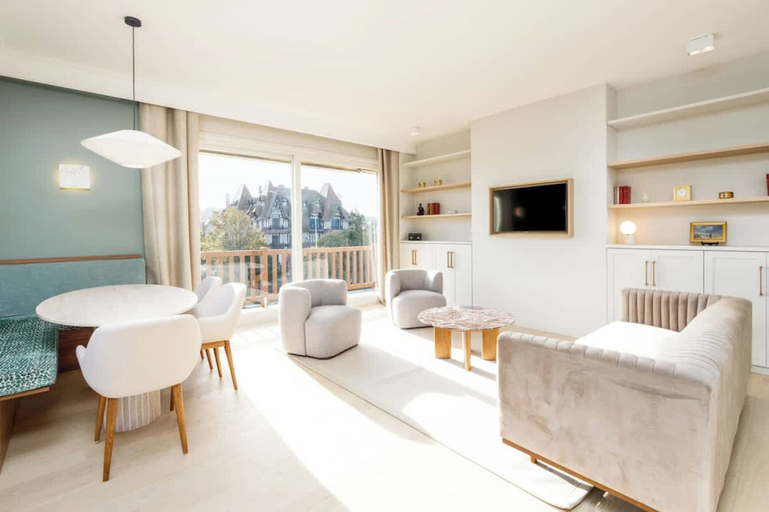 Living area 2, Luxury sea View 3br-2ba With Services in Deauville, Calvados