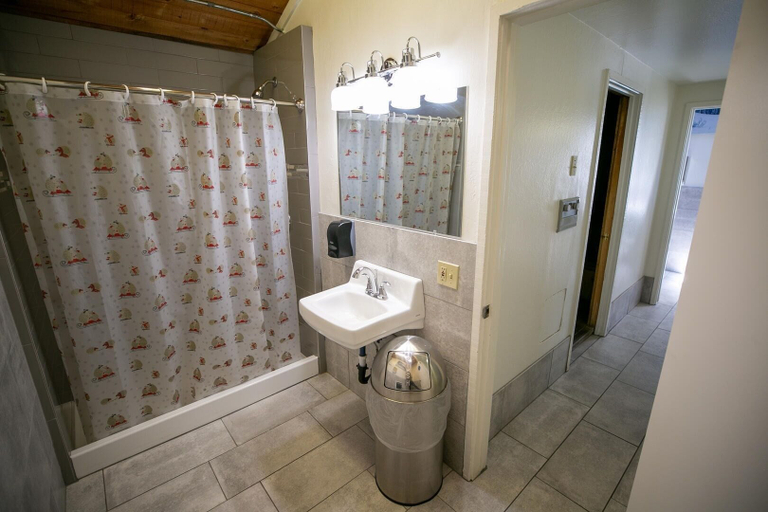 Bathroom 5, 1849 Condos 642 3 Bedroom Home, Mono