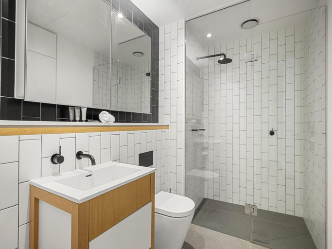 5, 1BR Apartment Near CBD with Pool Access, Melbourne