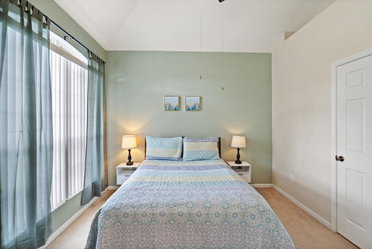 Room 4, Windsor Palms Resort 5 Bedroom Home with Game Room 5 Home, Osceola