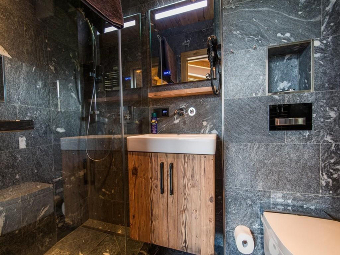 2, Chalet with Sauna and Natural Pool, Zell am See
