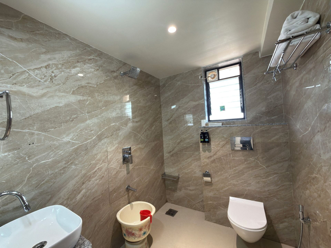 Bathroom 3, Daksh The Valley Resort - Saputara, The Dangs