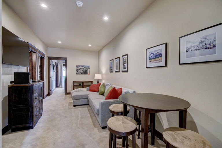 Living area 3, Luxury Home - Sleeps 10 - Fireplace & Mountain View 3 Bedroom Condo, Summit