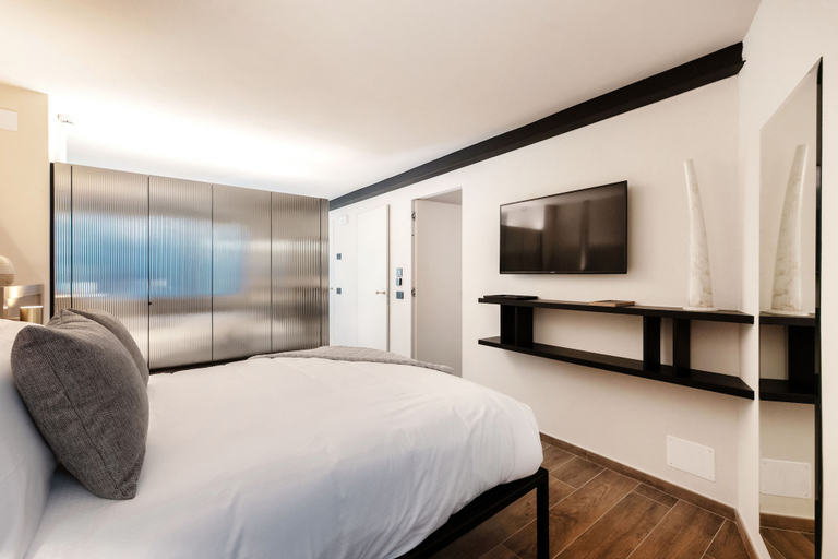 Room 4, Home Holidays, Como