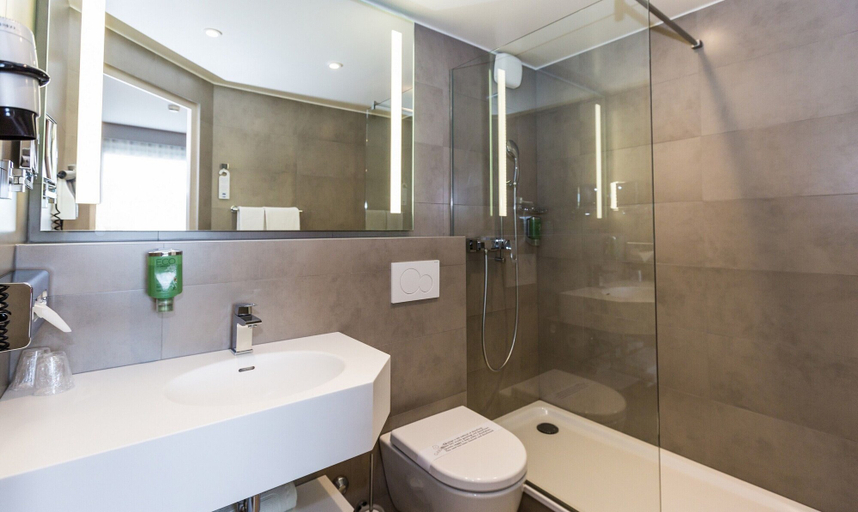 Bathroom 4, EVERNESS Hotel and Resort, Nyon
