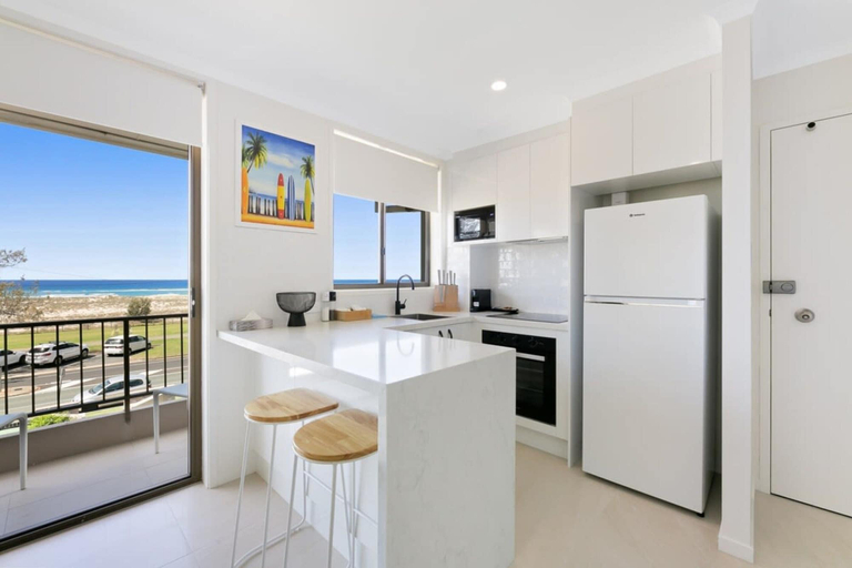 Private kitchen 4, Beachfront Studio With Balcony & Stunning Views, Gold Coast