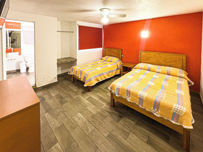 Room 2, Hotel Montecarlo, San Luis Potosí