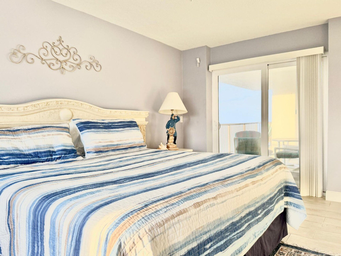 Room 5, King bed Oceanview Daytonabeach, Volusia