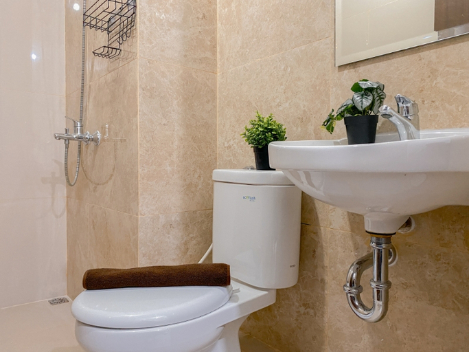 Bathroom 5, Cozy Minimalist 2BR Apartment at Transpark Cibubur By Travelio, Depok