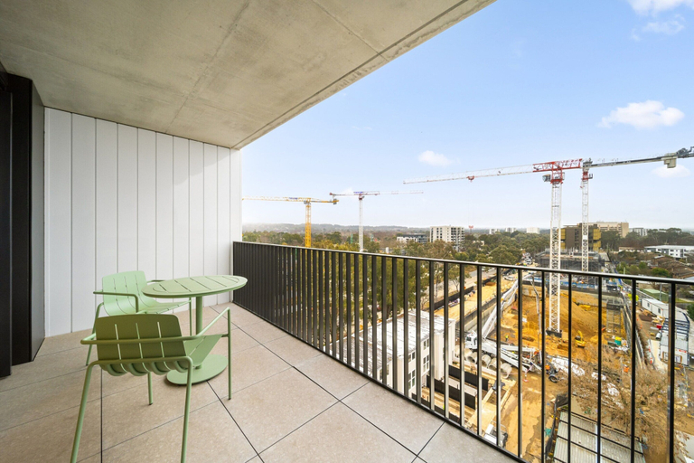 Outdoor dining 3, Sleek Inner-city 2-bed With Swimming Pool & BBQ, Canberra