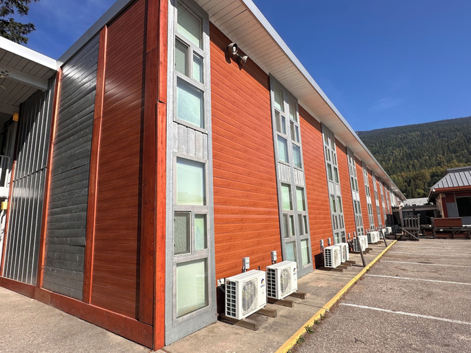 Exterior & Views 2, Grizz Hotel, Columbia-Shuswap
