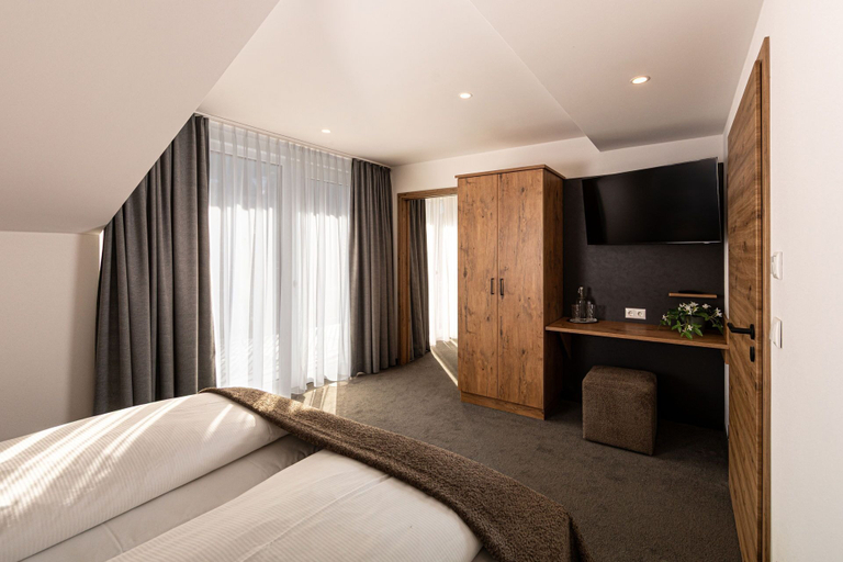 Bedroom 2, Hotel Alpina Ros Demming, Berchtesgadener Land