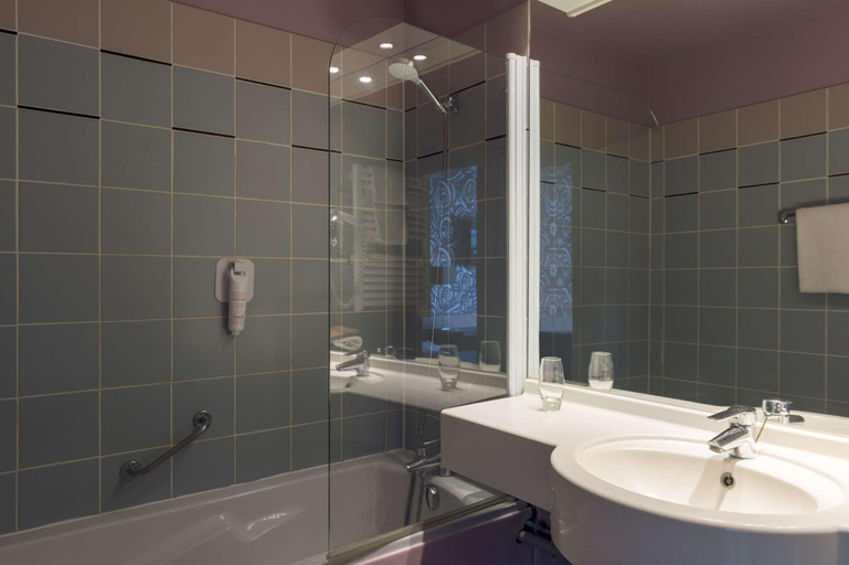 Bathroom 5, Hôtel du Golf de l'Ailette, The Originals Relais, Aisne