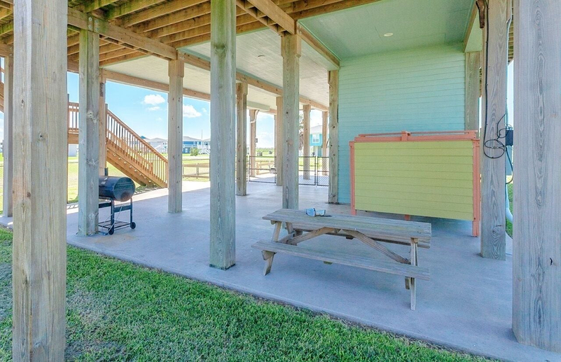 Outdoor dining 5, A Sassy Seagull 3 Bedroom Home, Galveston