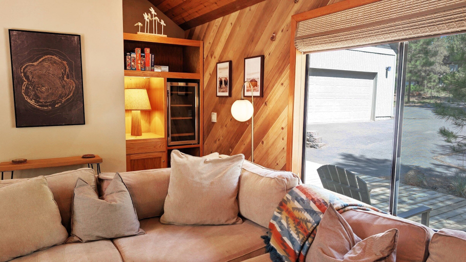 Living area 5, Red Fir 20 3 Bedroom Home, Deschutes