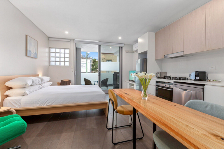 Room 3, Bright Studio With Balcony Near Coogee Beach, Sydney