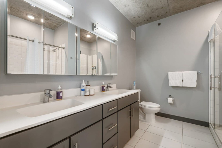 Room 3, Group Home 3 Luxe Apts Spacious Central, Cook