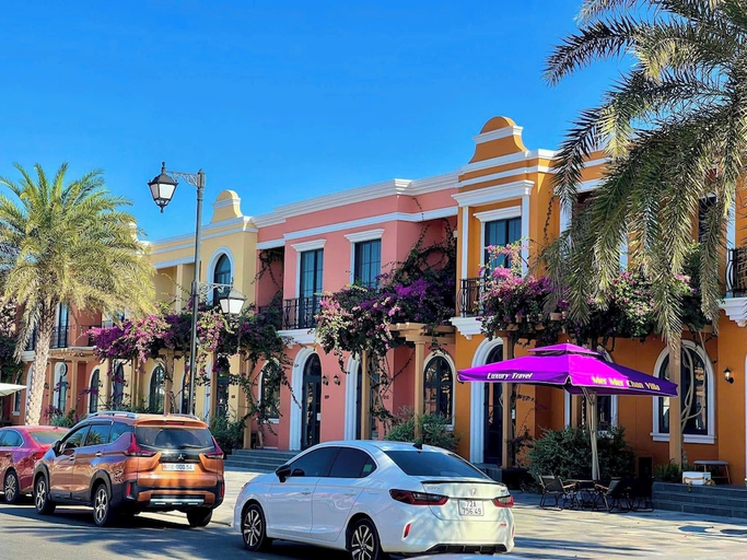 Exterior & Views