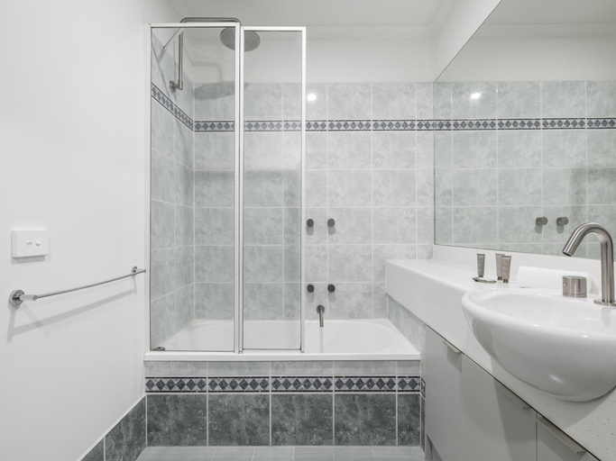 3, Spacious 3-Bed Apartment in Melbourne CBD, Melbourne