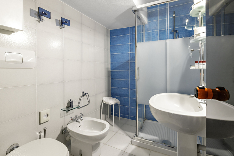 Bathroom 3, Hotel Britannia, Genova