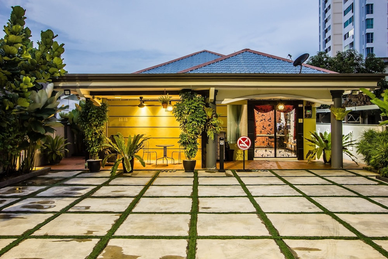 Exterior & Views