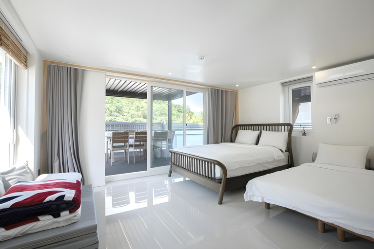 Bedroom 2, Namsan Story Nine, Jung