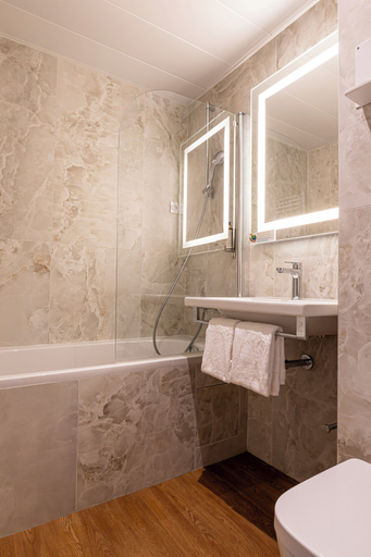 Bathroom 4, Best Western Montcalm, Paris